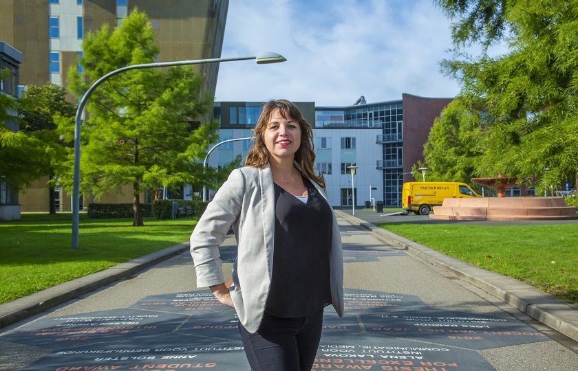 Engelien Koopmans, klantmanager Gom Onderwijs, staat voor het pand van Hanzehogeschool