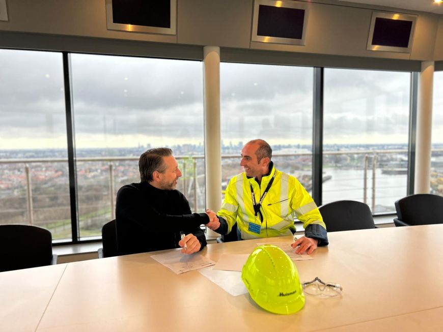 Peter Kalden (Huisman) en Menno van der Zalm (Trigion) ondertekenen contract