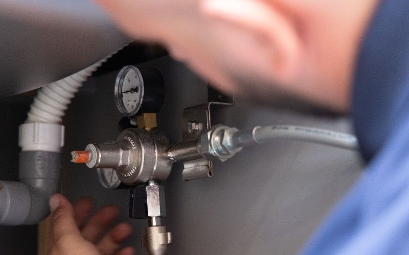 Monteur Tapwacht bezig met technisch onderhoud