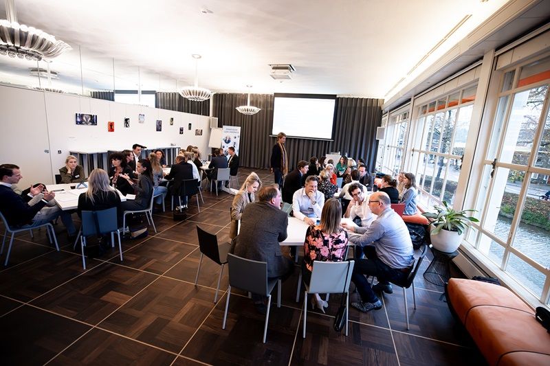 Gom kennissessie onderwijs - overzicht deelnemers in zaal