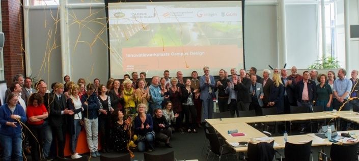 Een hele grote groep mensen die de innovatiewerkplaats feestelijk inluiden