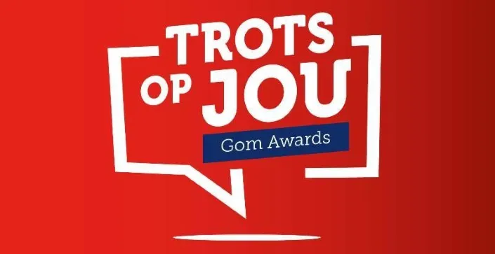 Rood logo met witte tekst ‘Trots op jou’ en blauwe banner met ‘Gom Awards’.