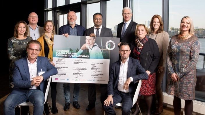 De vertegenwoordigers van Facilicom Group, Vebego, CSU, Randstad, Zadkine, Albeda, VNO-NCW, UWV en de gemeente Rotterdam bij het door hen ondertekende Leerwerkakkoord.