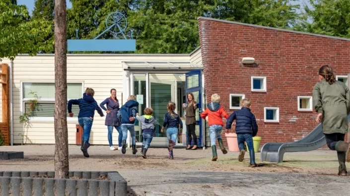 kinderen rennen op het schoolplein