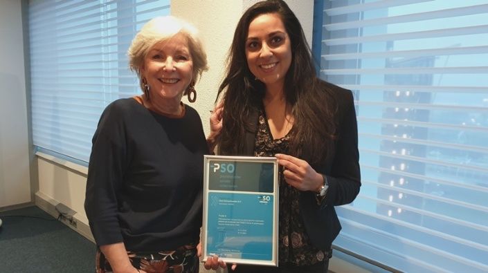 HR-directeur Marjolein Reijs en HR-business partner Shareen Peneux met certificaat in handen