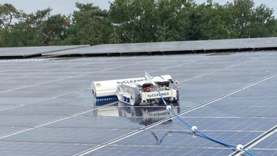 Het solar-cleaning-apparaat van Gom Specialistische Reiniging reinigt zonnepanelen