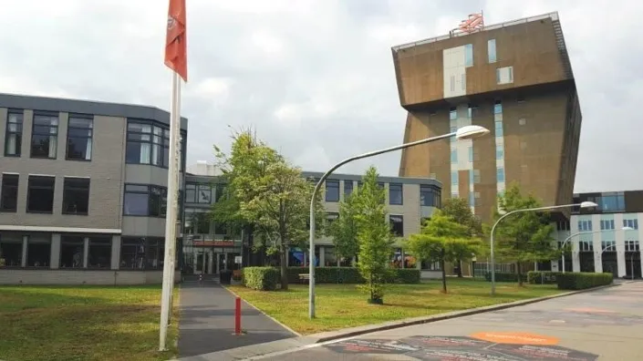 Exterieur van de Hanzehogeschool in Groningen, waar Gom tijdens de coronaperiode flexibel schoonmaakdiensten leverde.