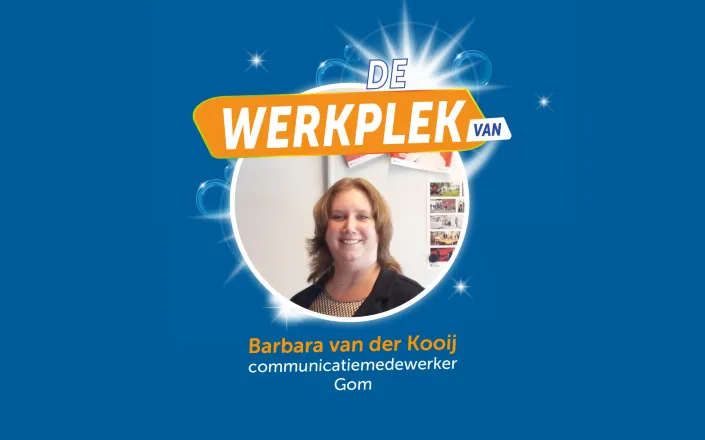 Barbara van der Kooij, communicatiemedewerker bij Gom, lachend voor de rubriek ‘De werkplek van’