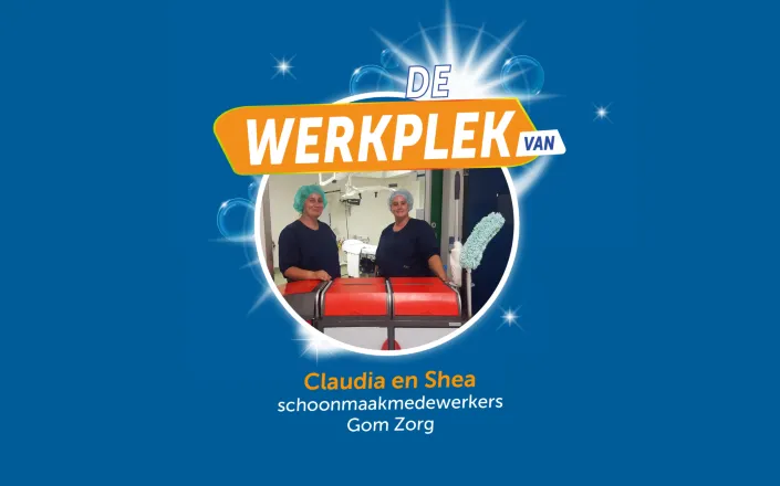 Claudia en Shea, schoonmaakmedewerkers bij Gom Zorg, in werkkleding met haarnetjes in een zorgomgeving. Onderdeel van de campagne ‘De werkplek van’