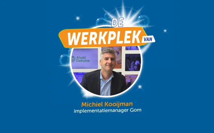 Michiel Kooijman, implementatiemanager bij Gom, lachend in beeld voor de rubriek ‘De werkplek van’.