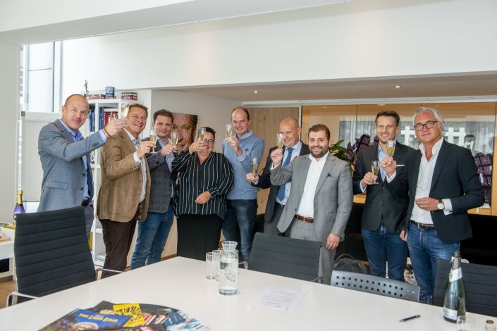 alle betrokkenen bij de ondertekening van het contract tussen Stage Entertainment en Gom Hospitality heffen het glas