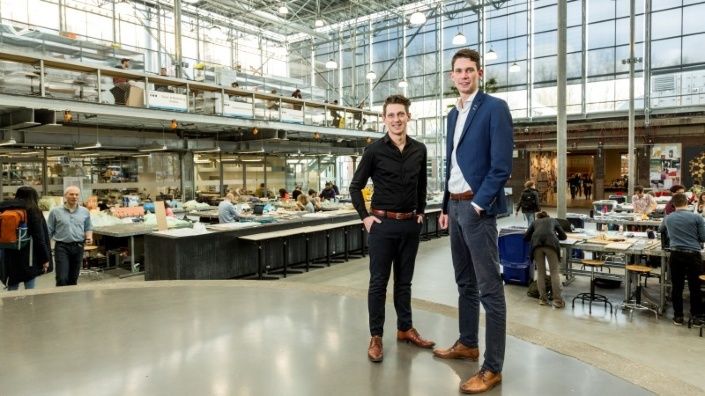 Michel Nederlof (links) en Lars Tubben op de campus in Delft