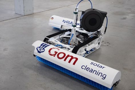 Het solar-cleaning-apparaat van Gom Specialistische Reiniging, specifiek geschikt voor het reinigen van zonnepanelen, staat gestald