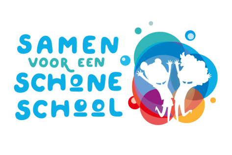 een logo met in blauw bubbelig lettertype 'Samen voor een schone school met daarnaast 2 witte silhouetten van kindjes  die springen voor gekleurde bubbels