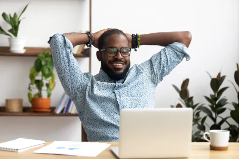 Man-ontspannen-lachend-thuis-achter-de-computer