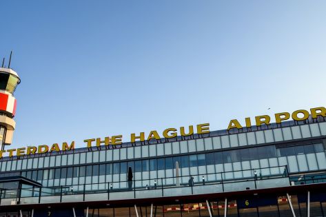 De voorkant van de luchthaven Rotterdam The Hague airport met zich op de verkeerstoren.