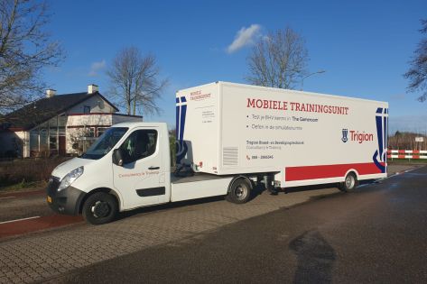 De Trigion mobiele trainingsunit rijdt voor waarin je BHV-opleidingen kunt geven door middel van een gameroom en simulatieruimte.