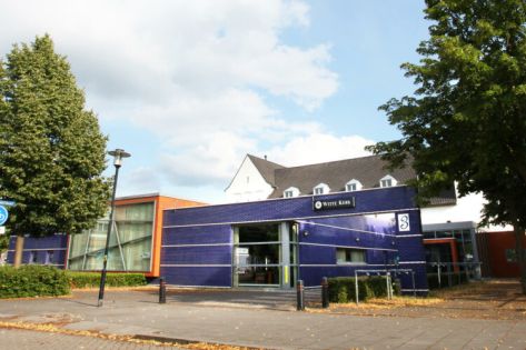 Vooraangezicht van de witte kerk in venlo