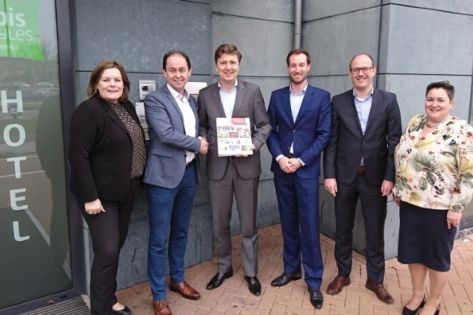 Collega's van Gom en medewerkers van Ibis Styles Haarlem na ondertekening nieuw contract