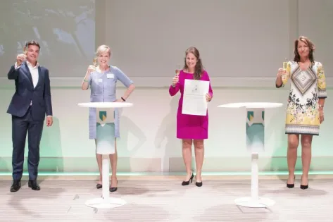 mensen van ABN AMRO brengen een toast uit op de samenwerking