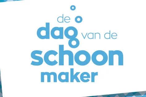 het logo van de dag van de schoonmaker in het lichtblauw op een witte achtergrond, met daarachter een lichtblauw geblokt picknickkleedje