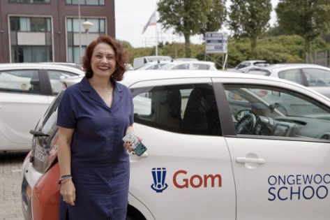 Emine Turksever bij auto van Gom