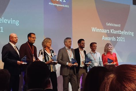 Winnaar van Integron awards op podium tijdens uitreiking award