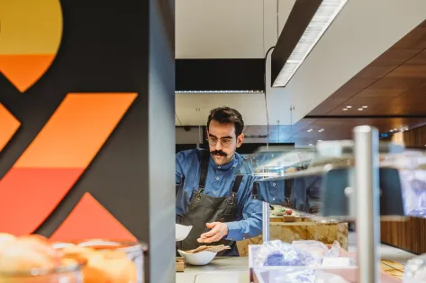 Kok Food&i druk aan de slag met voorbereiden gerechten