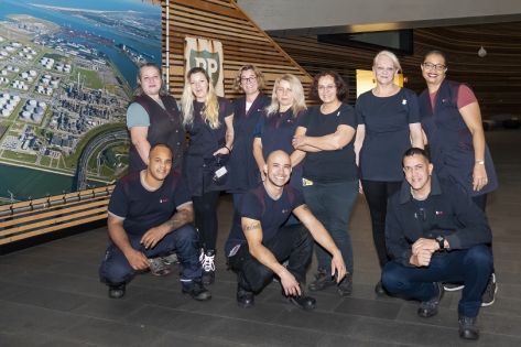 Het schoonmaakteam van Gom Offices, bestaande uit 10 personen in de hal bij opdrachtgever BP Nederland