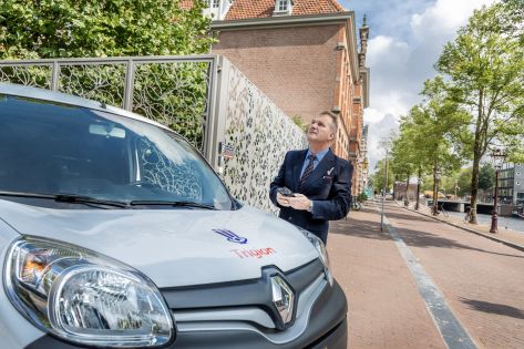 Beveiliger van Trigion arriveert bij melding en staat naast dienstauto.