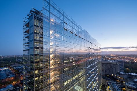 Schuin aanblik van het pand van EPO - European Patent Office, gezien vanuit de lucht