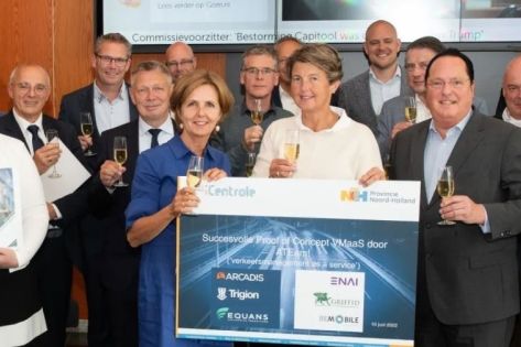 Medewerkers van Trigion, Arcadis en Equans brengen toast uit op start ATEam