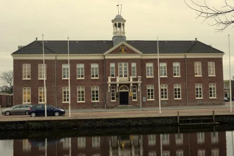 Het stadhuis van Den Helder van de voorkant gezien
