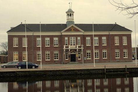 Het stadhuis van Den Helder van de voorkant gezien