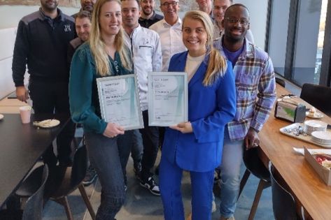 Medewerkers NACH tonen trots de ISO certificaten