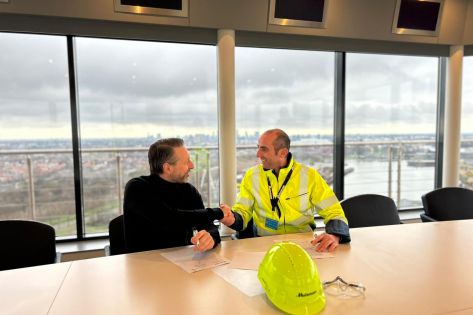 Peter Kalden (Huisman) en Menno van der Zalm (Trigion) ondertekenen contract