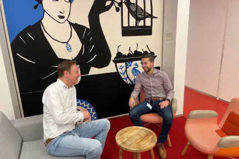 Remco der Kinderen (Gemeente Delft) en Jordi Loogman Facilicom Solutions samen in gesprek 