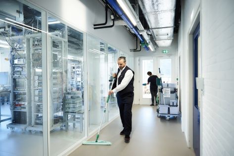 Gom medewerker aan het werk in living lab TU Delft