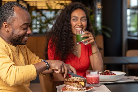 gelukkige werknemers tijdens lunch