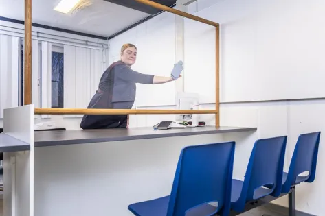 Gom Overheid - Vluchtelingen opvang - medewerker aan het werk