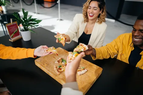 collega's eten pizza