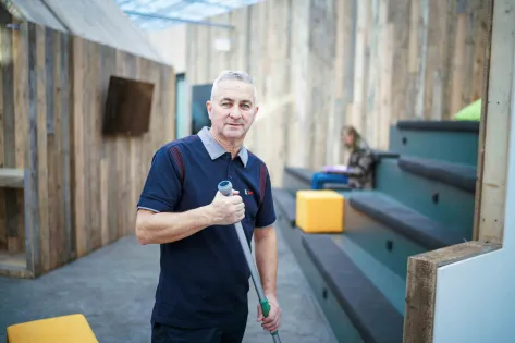 Dagschoonmaak in rustige onderwijsruimte