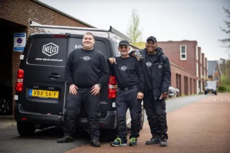 Medewerkers Nelis Den Haag bij busje