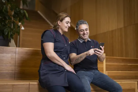 Schoonmaker vult medewerkersonderzoek in van Gom