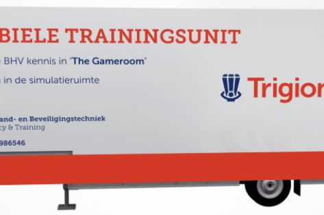 De zijkant van de mobiele trainingsunit van Trigion waarin een BHV simulatie gevolgd kan worden.