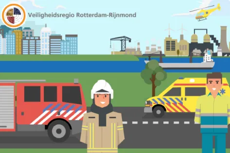 Illustratie van brandweer-, ambulance- en hulpverleningsdiensten met voertuigen, een helikopter en hulpverleners op de voorgrond, met op de achtergrond de skyline van Rotterdam en het logo van Veiligheidsregio Rotterdam-Rijnmond.