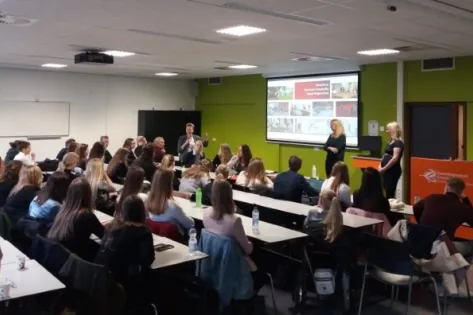 Studenten van de Hanzehogeschool in Groningen volgen een presentatie over gastvrijheid en hospitality in een klaslokaal, als onderdeel van een onderzoek in samenwerking met Gom.