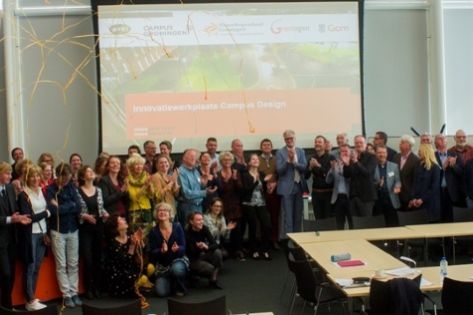 Een hele grote groep mensen die de innovatiewerkplaats feestelijk inluiden