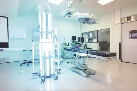 de UV-robot Thor staat in een operatiekamer en zorgt voor desinfectie van deze ruimte door behulp van UV-licht