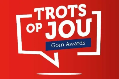Rood logo met witte tekst ‘Trots op jou’ en blauwe banner met ‘Gom Awards’.